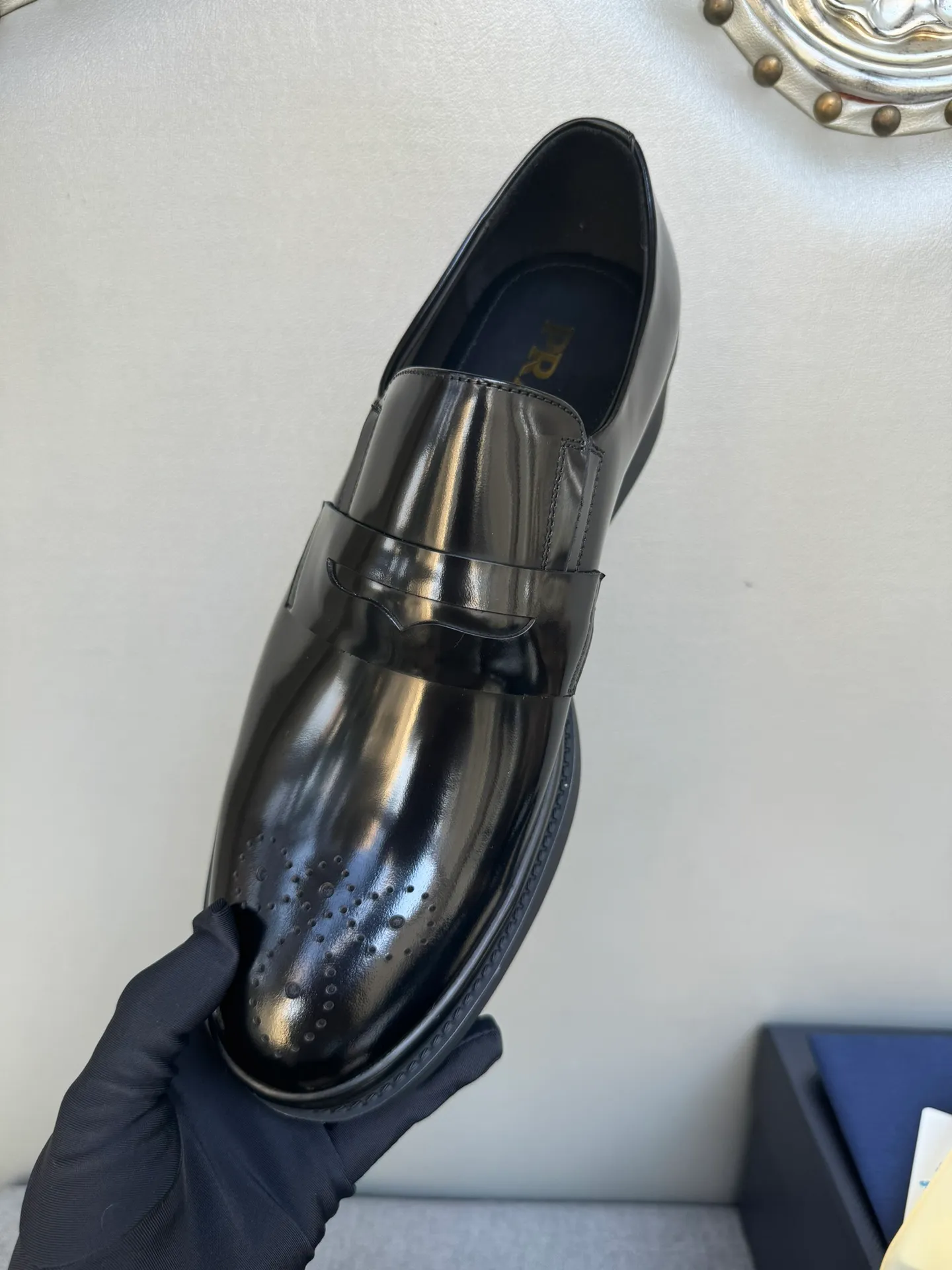 Men's shoes 💰860 Popular recommendations ✨PRADA Prada's top purchasing quality Imported color-brushed open edge beads on the uppers Carved toe design Cowhide lining Private molded TPU outsole Non-slip, wear-resistant and elastic Fashionable and versatile Black 39-44 in stock (38, 45 customized for replacement, return and exchange)